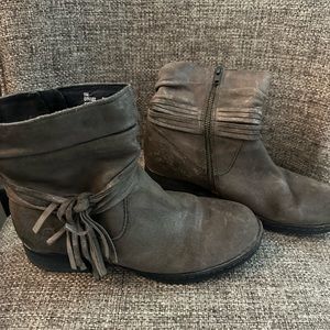 Born Boots Womens 8 Peltro Distressed Fringe Ankle Boots D70322 Gray Zipper